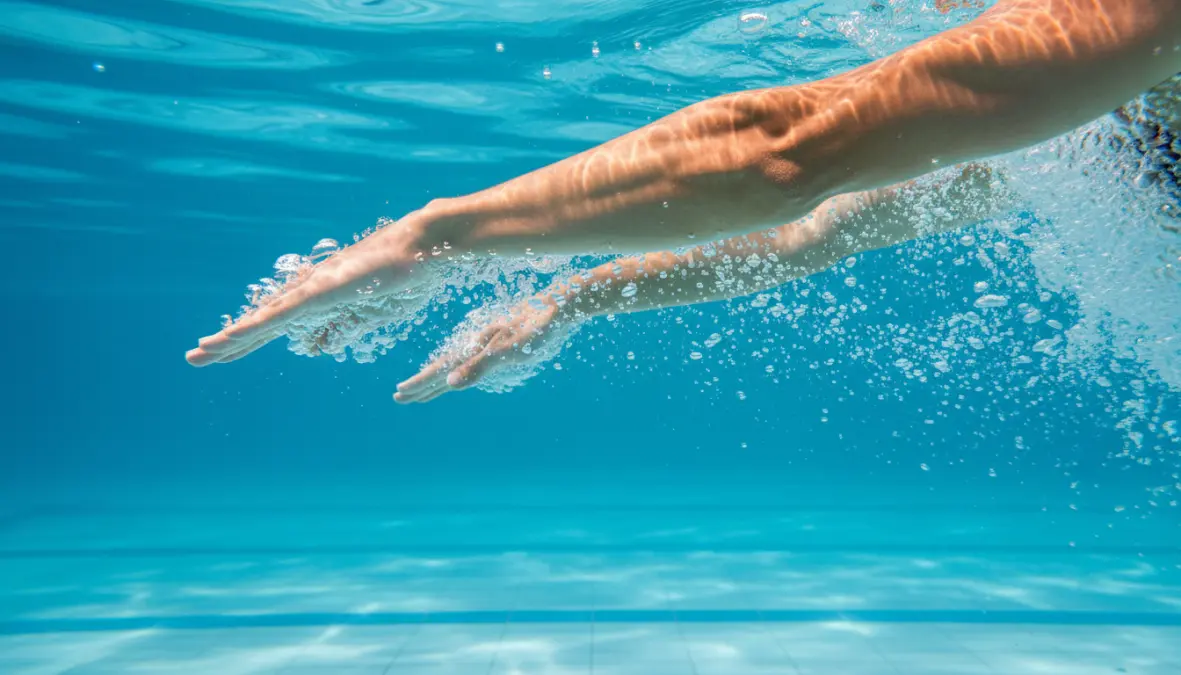 Esercizio catch-up drill per perfezionare la bracciata nel nuoto stile libero